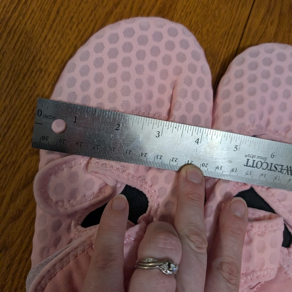 10/11 Pink Swim Shoes - Picture 5 of 5